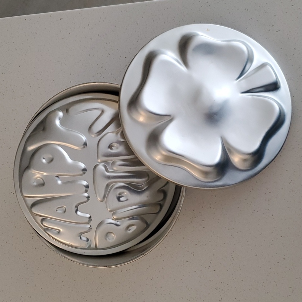 Wilton Vintage 10 inch Cake Pan Round Ring with 2 Insert Molds